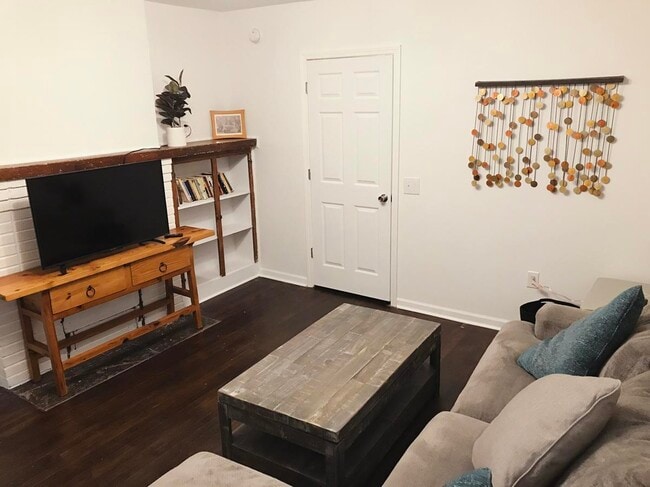 Roku TV and private WiFi - 711 Hamilton St Unit 2