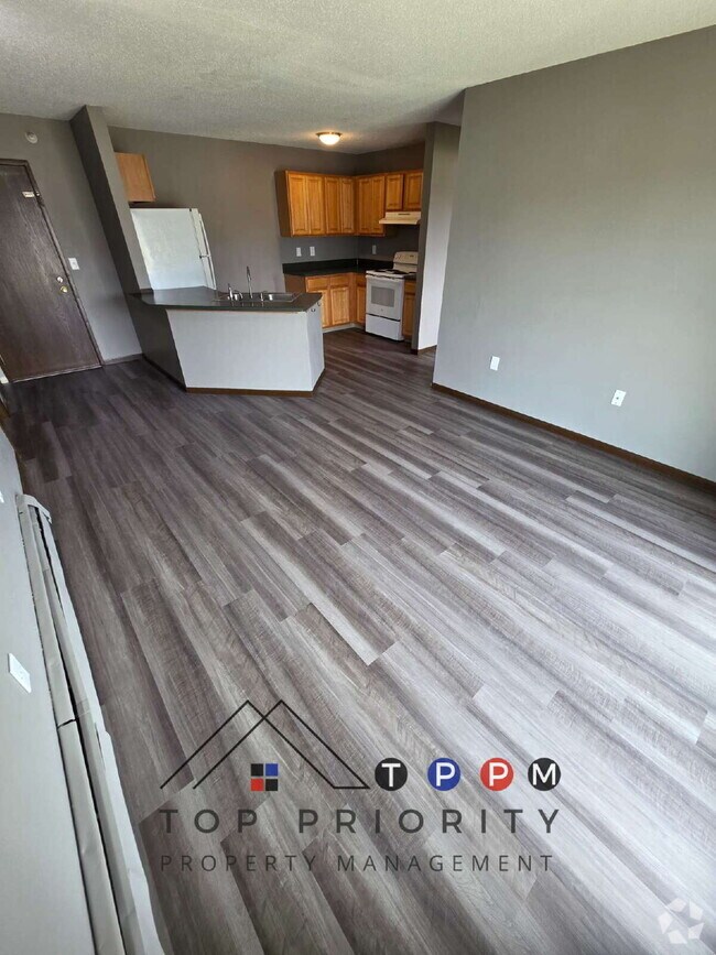 Building Photo - 3 Bedroom | 2 Bathroom Unit 15 Rental
