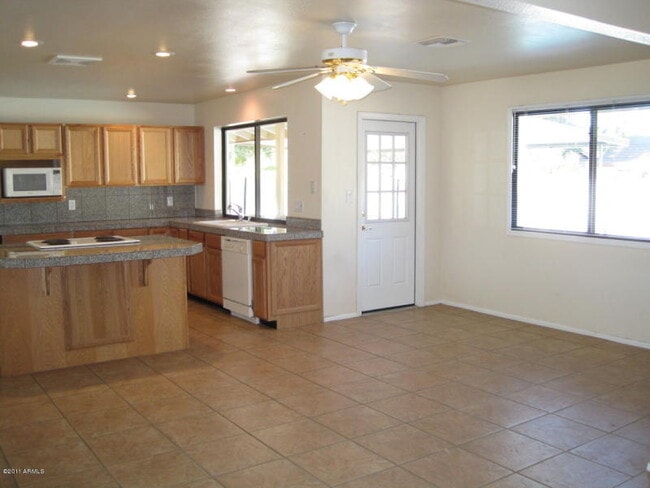 Photo - 2163 E Manhatton Dr