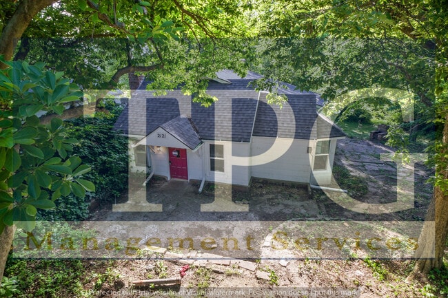 Photo - 2121 N River Blvd