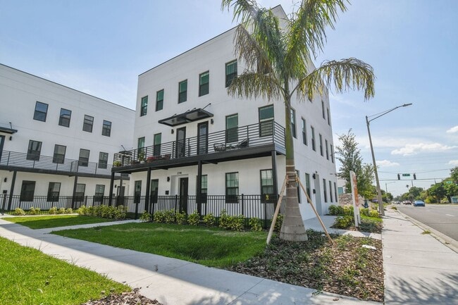Building Photo - 2726 5th Ave S Unit 2724