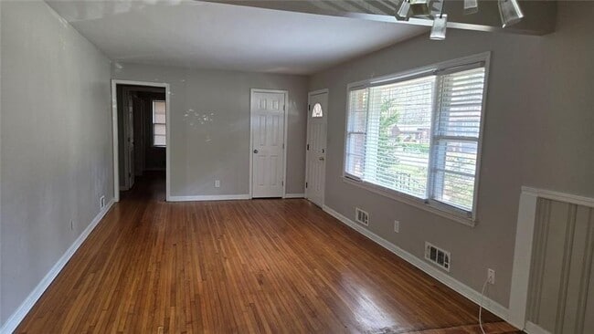 Photo - 136 Hillsdale Dr SE