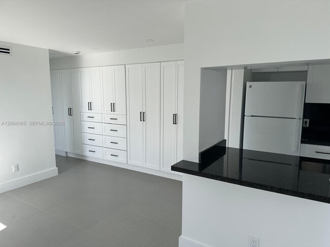 Photo - 360 Meridian Ave Unidad 3E