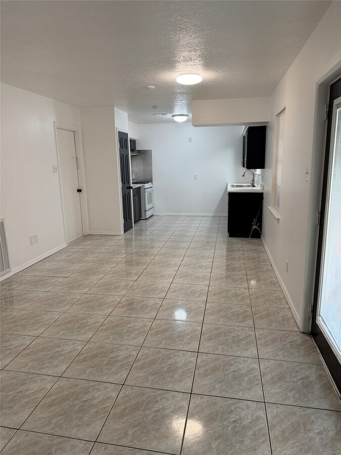 Photo - 843 Regal St
