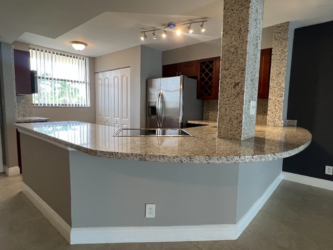 Building Photo - 118 Lake Emerald Dr Unit 207 Rental