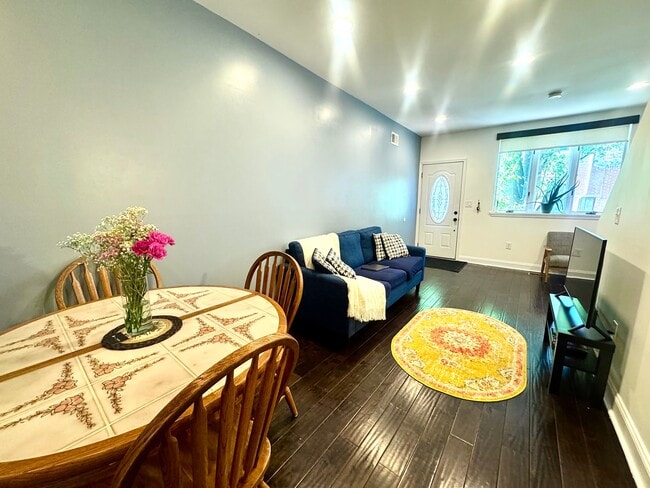 Photo - 321 Titan St