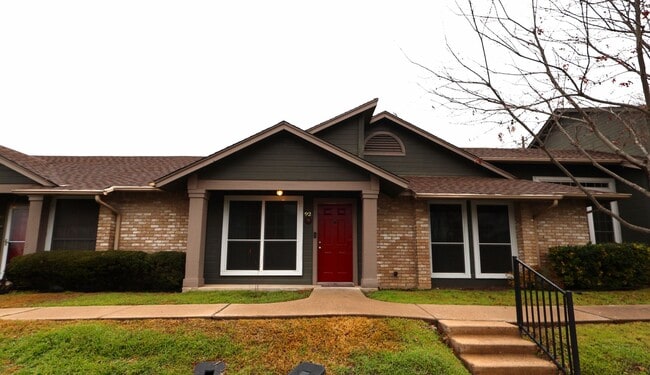Building Photo - Fully Furnished With Community Pool!