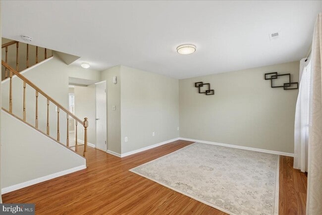 Photo - 8582 Adamson St