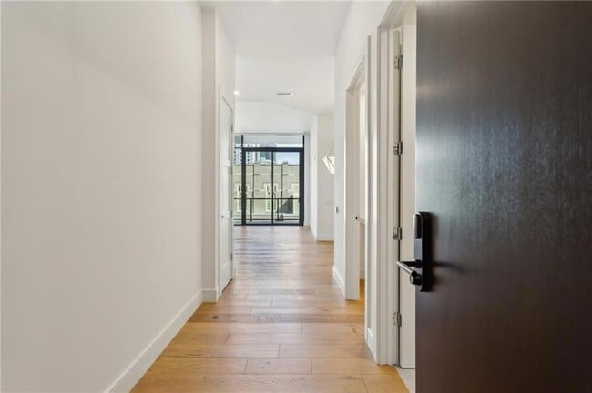 Photo - 2425 Peachtree Rd NE Unidad 403
