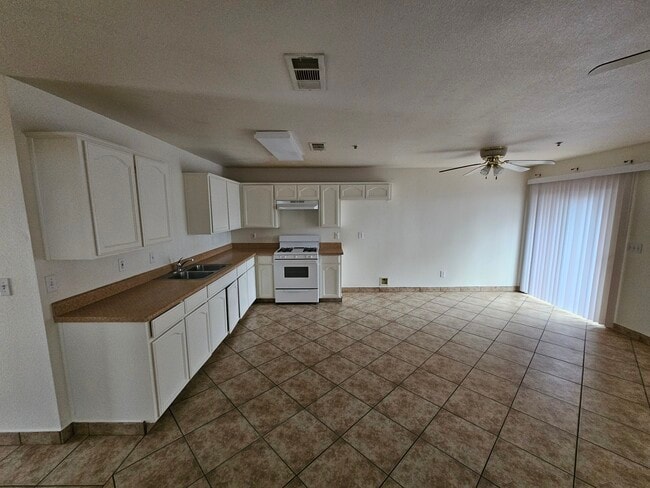 Photo - 744 S Roche St