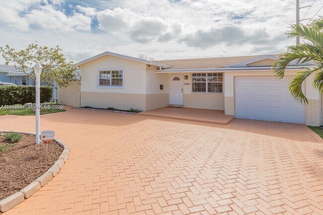 Building Photo - 5520 Hayes St