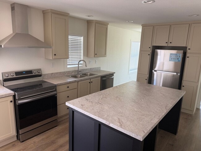 Building Photo - 3 Bedroom 2 Bath Home Near Tropicana & Nellis