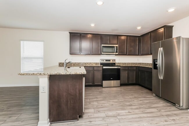 Photo - 885 Youngreen Dr