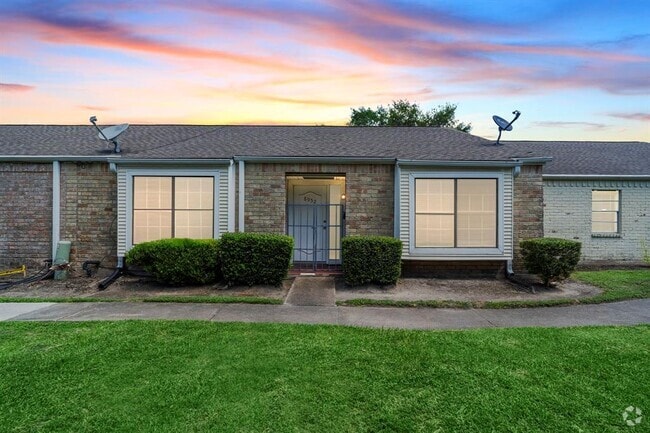 Building Photo - 8952 Wilcrest Dr Unit 8952 Rental