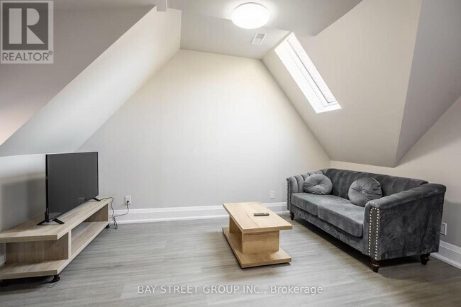 Photo - 109 Spadina Rd