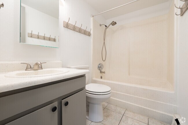 2 habitaciones, 1 baño - 800 pies cuadrados - Baño - 2018 Vinewood Apartments