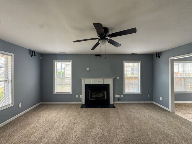 Photo - Spacious 3 Bed 2.5 Bath Home with Fenced Backyard