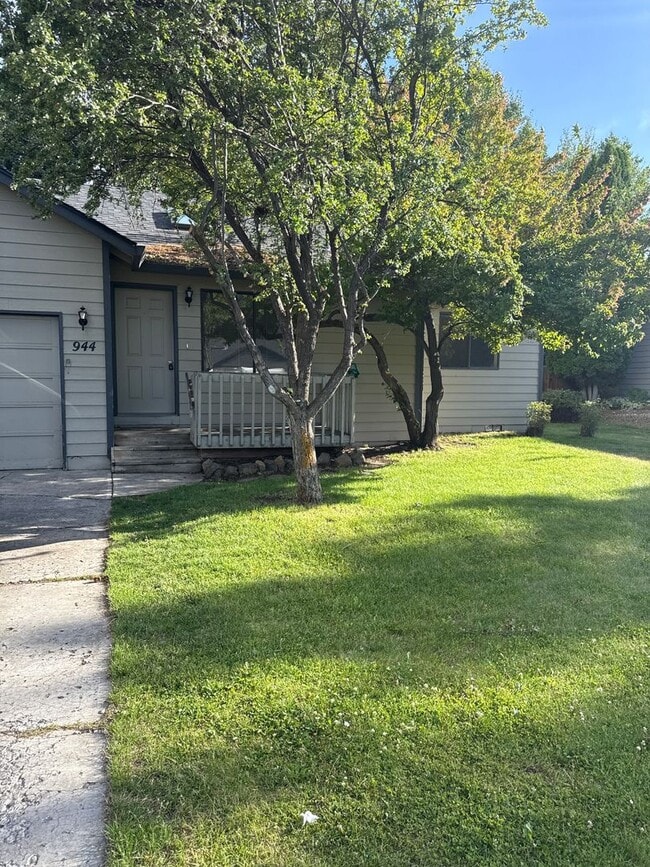 Building Photo - NE 3 BDRM, 2 Bath House, NEW Carpet & Pain...