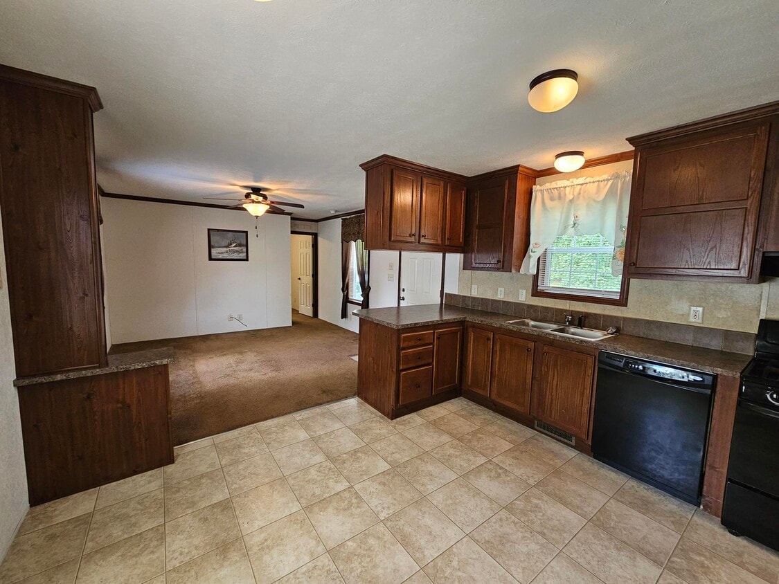Photo - 24 Evergreen Ln (Weedsport, NY)