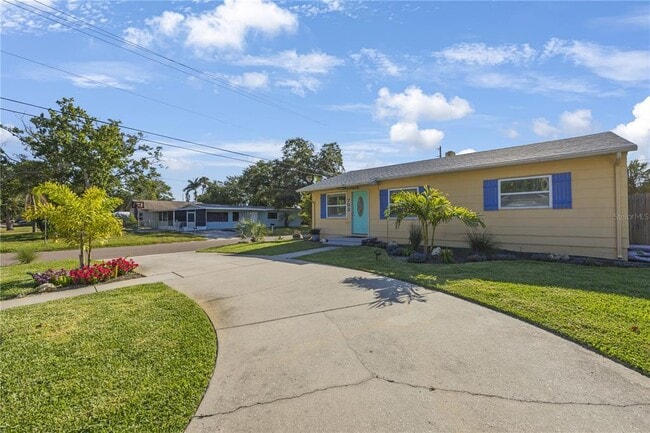 Photo - 702 Gray St S