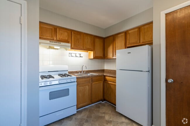 2BR, 1BA - 650SF - Kitchen