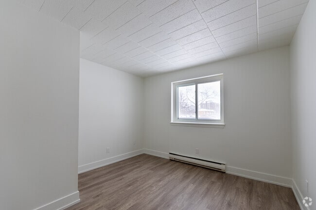 2BR, 1BA - 910SF - Bedroom