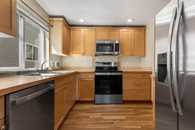 Photo - 3 bedroom/ 2.5 bathroom townhouse in Licton Springs