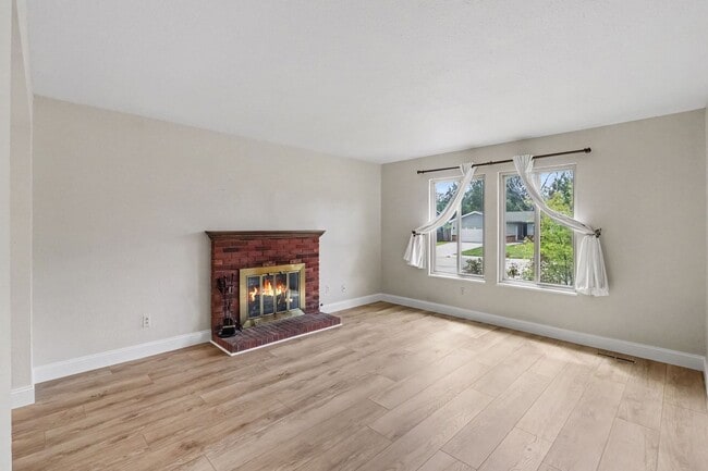 Photo - 906 Mansfield Dr