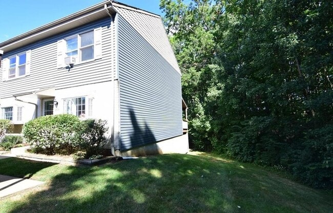 Building Photo - Woods Edge 2-Bedroom Townhome!