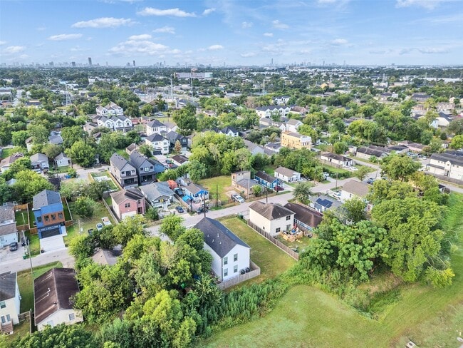 Photo - 819 E 40th St