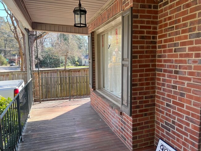 Photo - 905 Demerius St