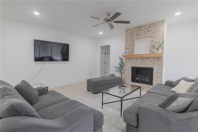 Photo - 112 S Broyles Ave