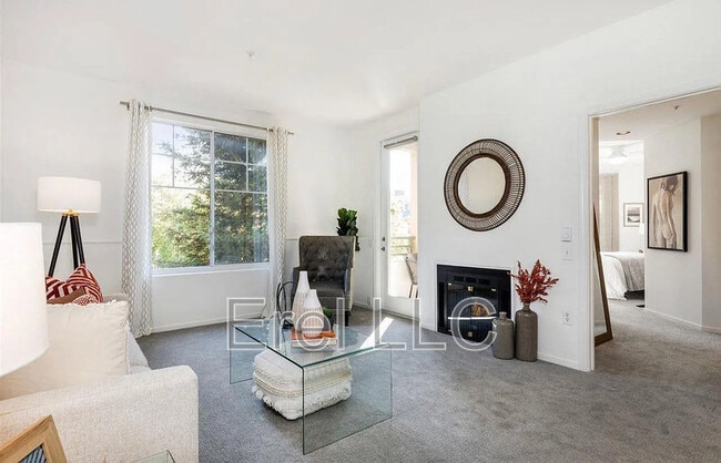 Photo - 260 Caldecott Ln