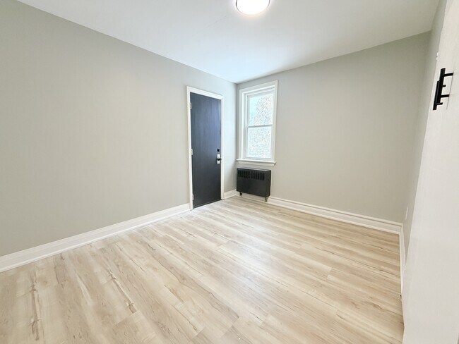 Photo - 1742 Confederation Line Unit 2