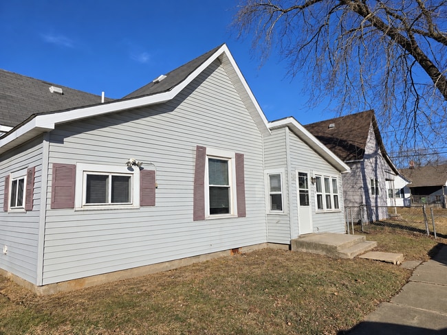 1506 W 10th St