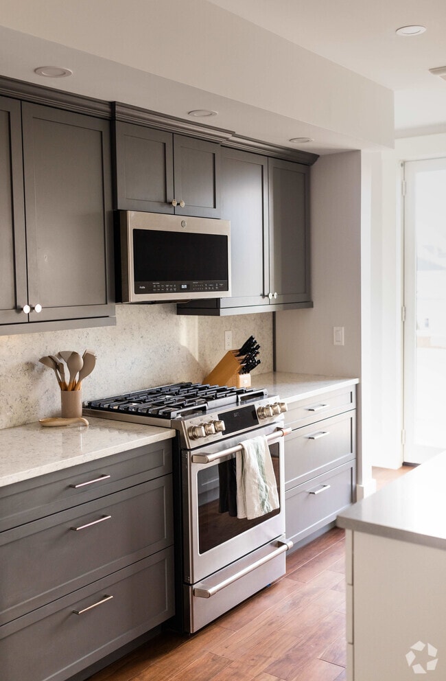 Building Photo - 50 Maplewood Ave Unit 201 Rental