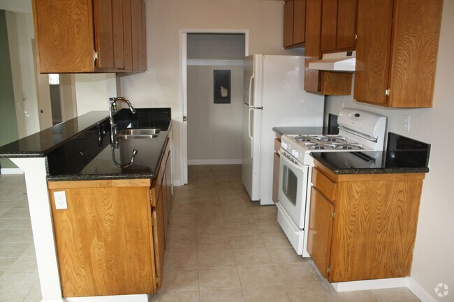 Building Photo - 2 Bedroom Condo for Rent