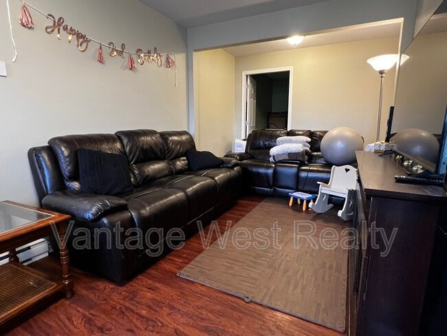 Photo - 1560 Glenmore Rd N