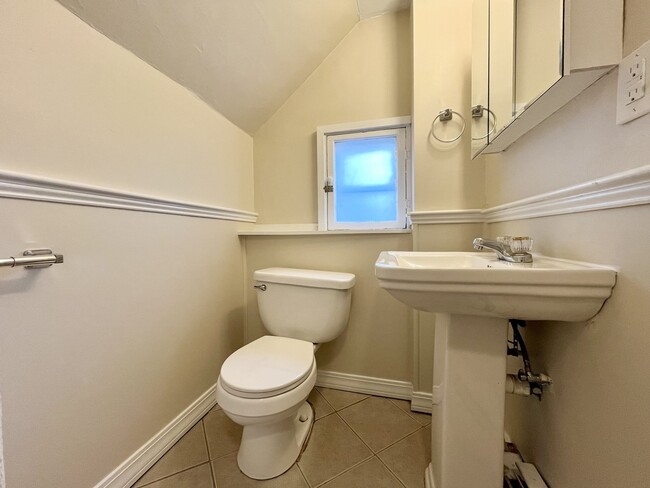 Building Photo - 279 W Elm St Unit 6 Rental