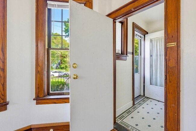 6335 7th Ave Unit Lower