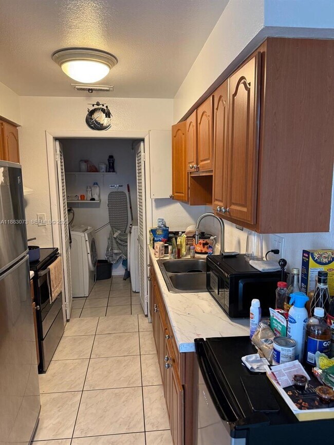 Building Photo - 826 SW 12th Ct Unit 1