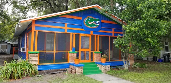 Primario - 208 NW 3rd St