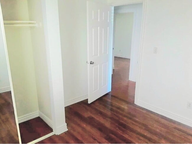 Photo - 844 W 54th St