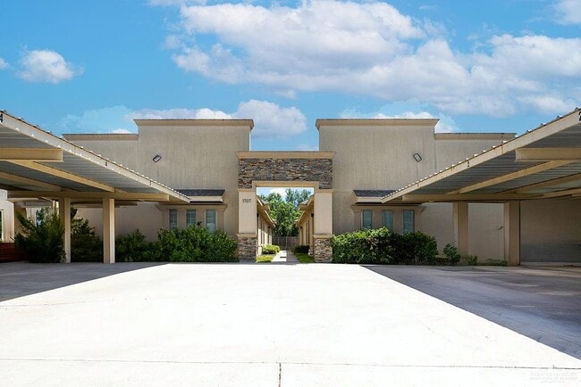 Building Photo - 14 West Dr Unit 2
