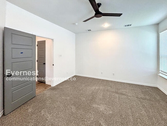 Photo - 2119 Hornbeam St