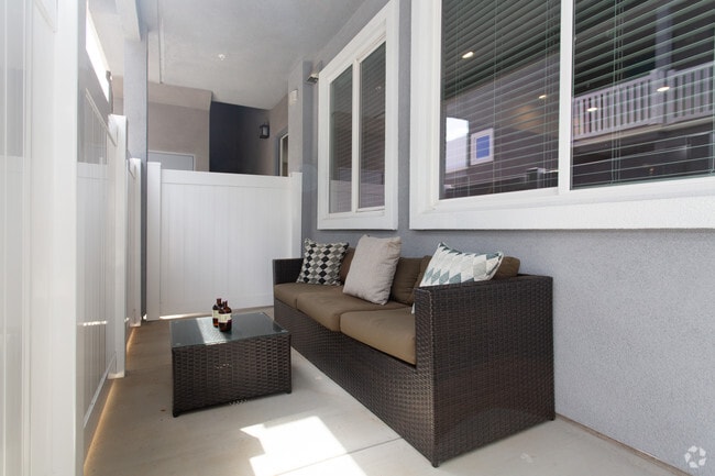 2 BR, 2 BA - 900 SF