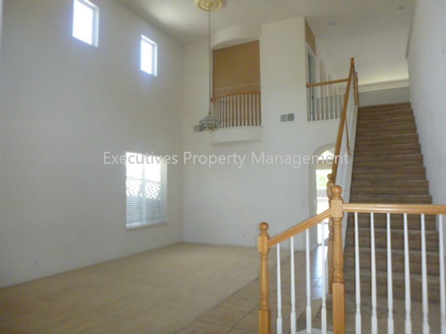 Photo - 717 Round Hill Dr