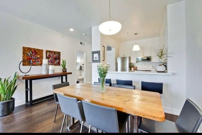 Photo - 97 E St James St