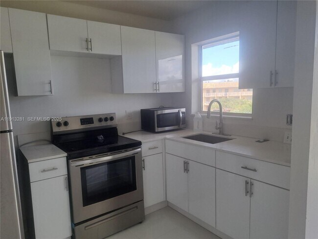 Building Photo - 8225 Sunrise Lakes Blvd Unit 309