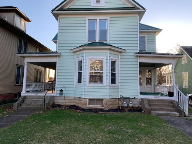 Building Photo - 813 1/2 4th St Unit Upstairs Apartment